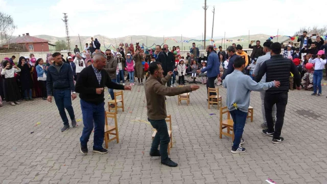 Bahar şenliğinde veliler oynadı çocuklar izledi