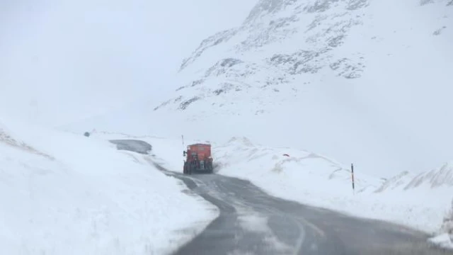 Bahçesaray’a mayıs ayında kar yağdı