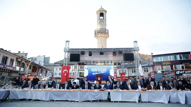 Bakan Bilgin iftarda bin 500 kişilik gönül sofrasına konuk oldu