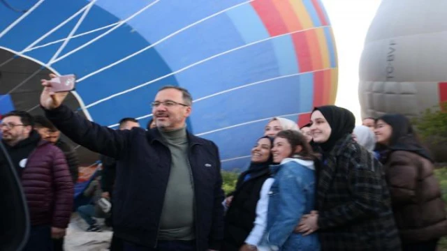 Bakan Kasapoğlu, Kapadokya’da gençlerle balon turuna katıldı