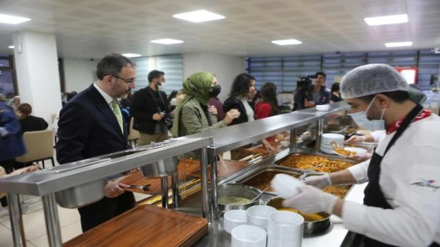 Bakan Kasapoğlu yurtta yemek sırasına girdi, öğrencilerle iftar açtı