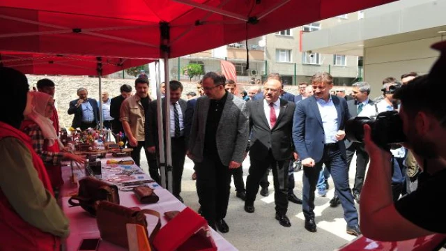 Bakan Kasapoğlu: Yüzbinlerce öğrencimiz spor ekipmanlarına kavuştu 