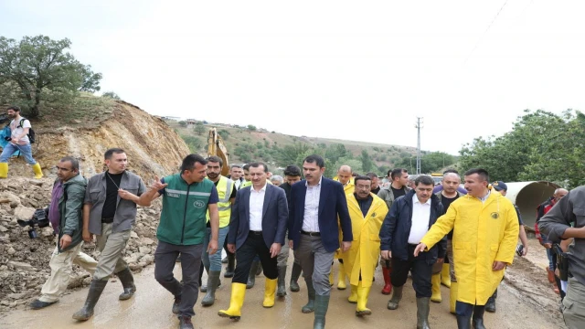 Bakan Kurum, Ankara’da selden etkilenen bölgelerde incelemelerde bulundu