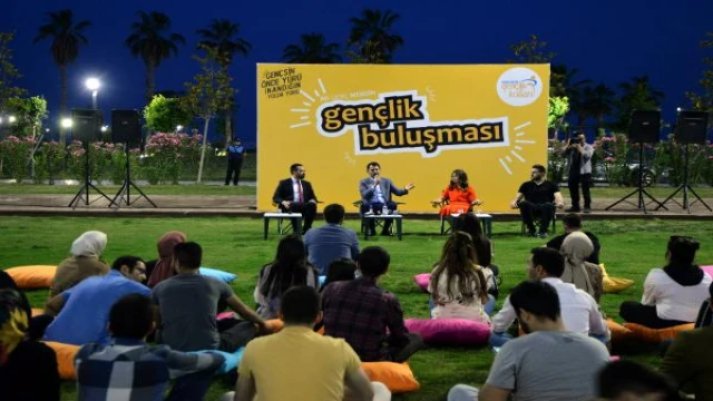 Bakan Kurum, Mersin’de gençlerle buluştu