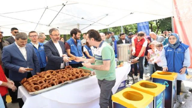 Bakan Mehmet Muharrem Kasapoğlu’ndan YKS’ye girenlere simit ve çay ikramı