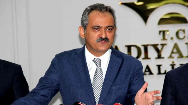 Bakan Özer, öğrencinin Kur’an-ı Kerim’e tekme atmasıyla ilgili konuştu: “Gerekli cezaları vereceğiz”