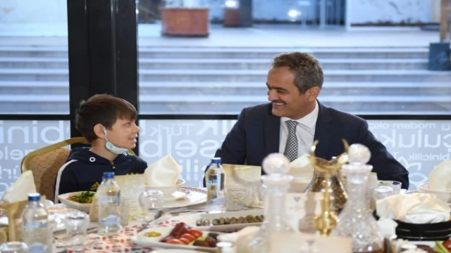 Bakan Özer, yetim çocuklarla iftar yaptı