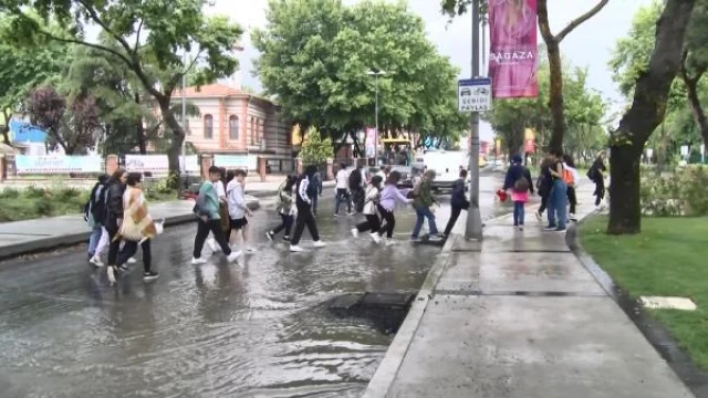 Balat’ta yağmur sonrası yol göle döndü