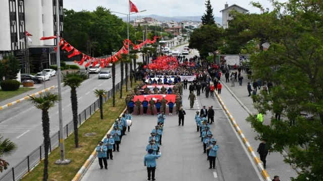 Balıkesir’de gençler 19 Mayıs’ı yürüyüşle kutladı