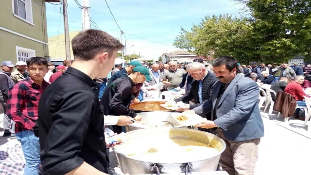 Bandırma Doğa Mahallesinde binlerce kişiye  hayır yemeği verildi