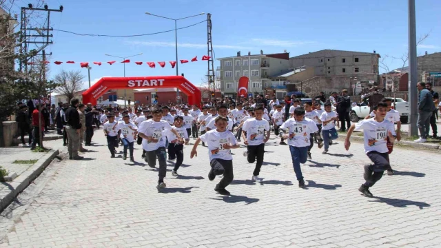 Başkale’de ‘Okullar Arası Kros Yarışması’ düzenlendi