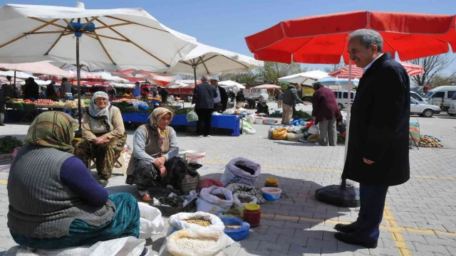 Başkan Akkaya Perşembe Pazarını ziyaret etti