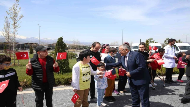 Başkan Büyükkılıç’tan özel çocuklarla 23 Nisan kutlaması