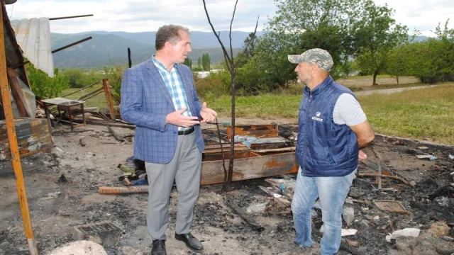 Başkan Çam’dan çadırı yanan mevsimlik tarım işçilerine ziyaret