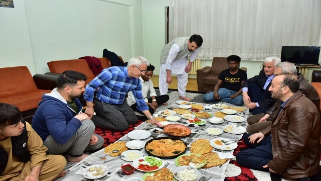 Başkan Güder yabancı uyruklu öğrencilerle sahur yaptı