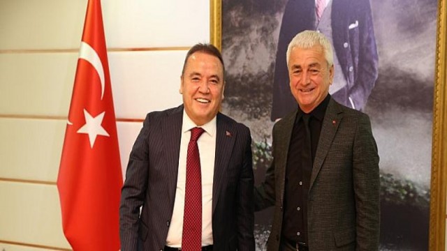 Başkan Muhittin Böcek sözünü tuttu FinikeCumhuriyet Meydanı için imzalar atıldı