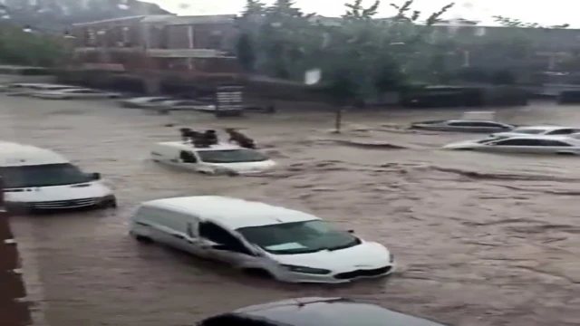 Başkent’te  sağanak yağmur sonrası sokaklar dereye döndü