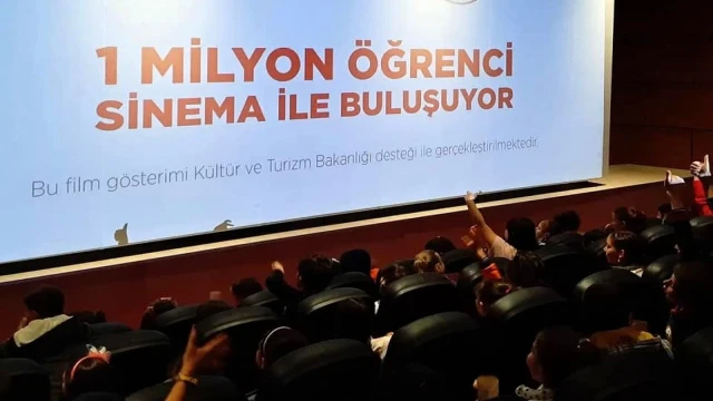 Bayburt’ta sinemaya hiç gitmeyen 15 okuldan 1600 öğrenci sinemaya götürüldü