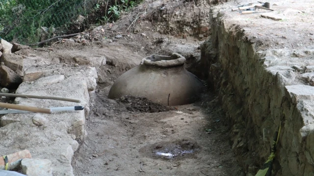 ”Bazı Karadeniz’in Efesi’nde” pithos bulundu