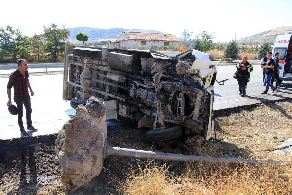 Manisa'da lastiği patlayan süt kamyoneti devrildi; şoför yaralı