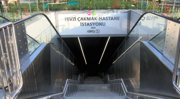 Bakan Karaismailoğlu Ankara uçağına metro ile gitti