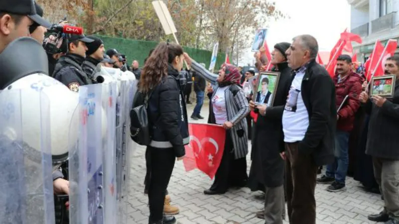 Van'da evlat nöbetindeki anneden kızına: Sen de gel, beni sevindir