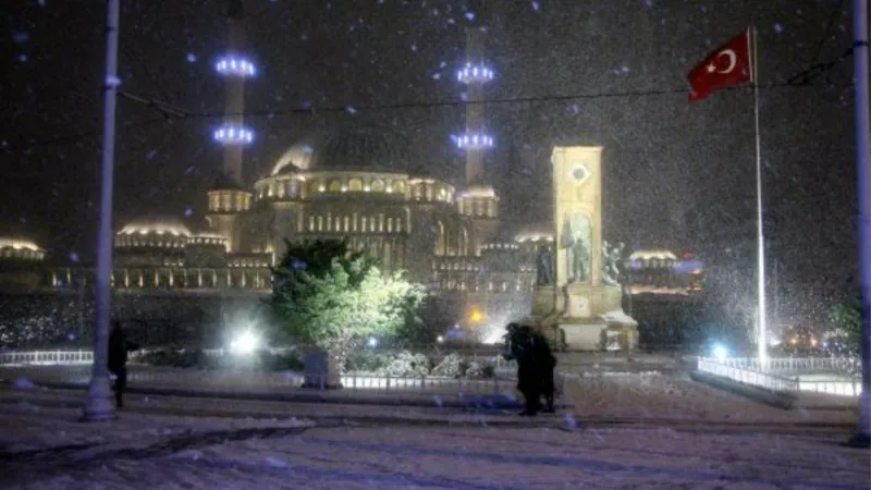 Taksim beyaza büründü