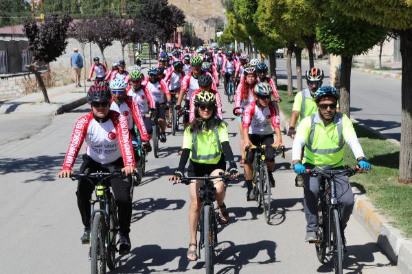 200 bisikletli, Van Gölü için 430 kilometre pedal çevirecek