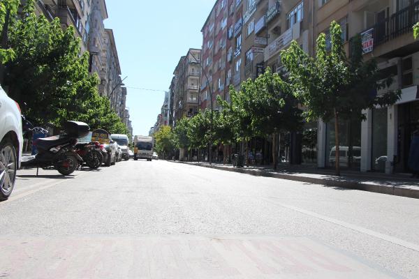 Elazığ'da hava sıcaklığı 39 dereceyi gördü, cadde ve sokaklar boş kaldı