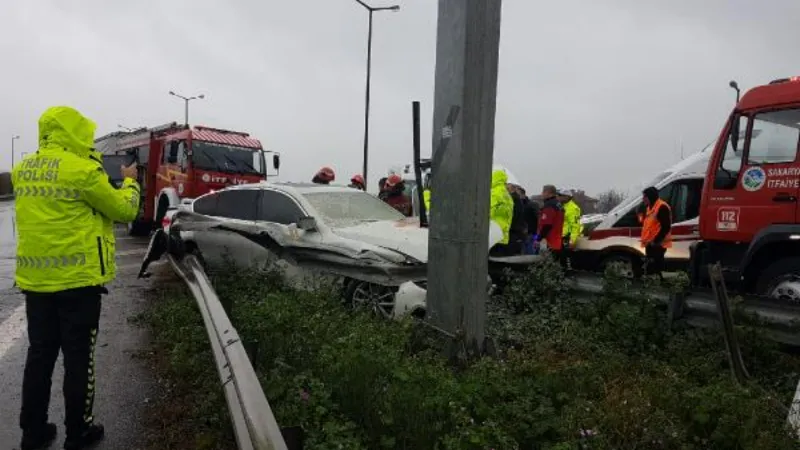 Otomobil, yol ayrımındaki bariyerlere çarptı: 2 yaralı