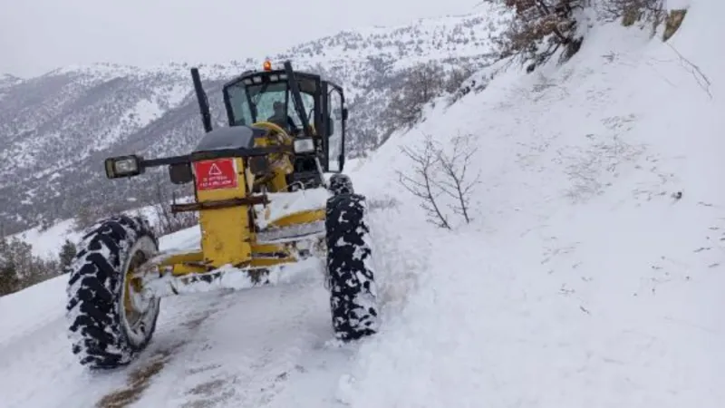 Sivas'ta 52 yerleşim yeri yolu kardan kapalı