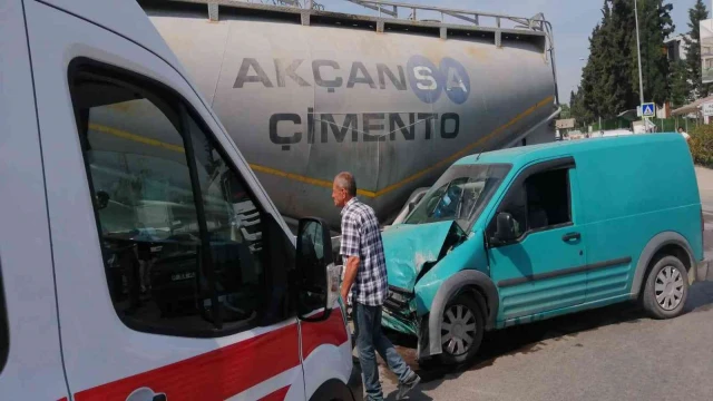 Beton mikseri ile çarpışan hafif ticari aracın sürücüsü yaralandı