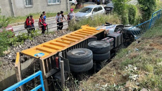 Beykoz’da hafriyat kamyonu dereye düştü-1