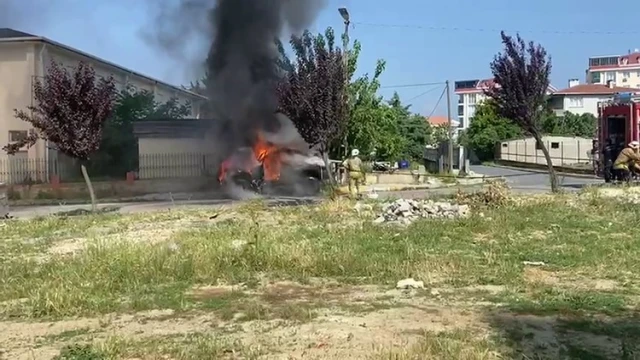 Beylikdüzü’nde seyir halindeki cip alev topuna döndü