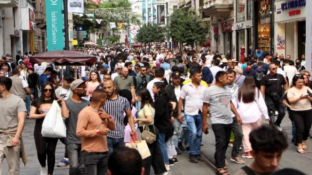 Beyoğlu’nda hafta sonu yoğunluğu