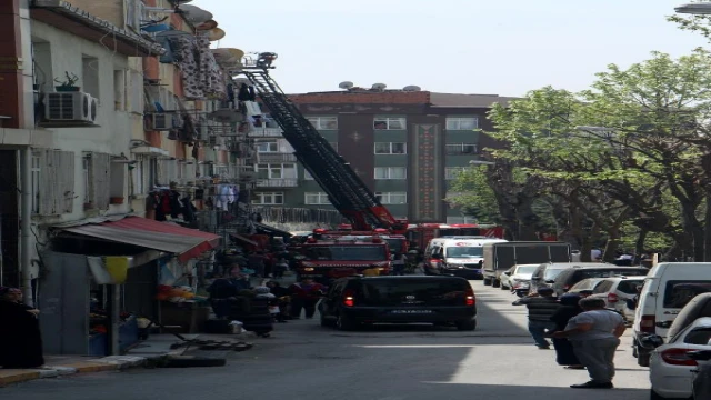 Beyoğlu’nda yangın: Engelli genç kızı mahalle sakinleri kurtardı