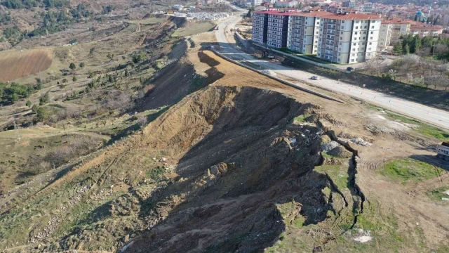 Bilecik’te korkutan toprak kayması