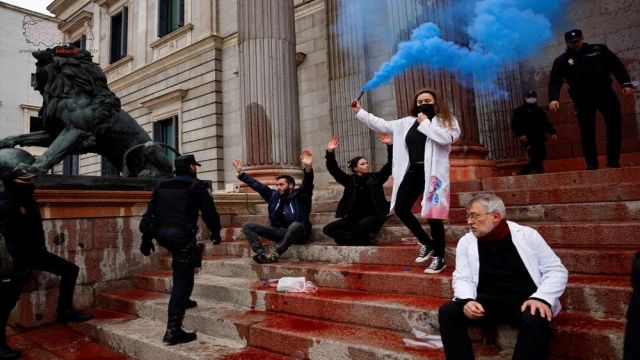 Bilim insanları iklim değişikliği protestosunda İspanyol Meclisi'ne kırmızı boya attı