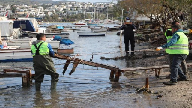 Bodrum’da kaçak ve ruhsatsız iskeleler yıkılıyor