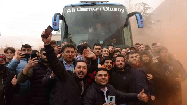 Bordo-mavili taraftarlar, şampiyon takımlarını Hatay’a meşaleler ve tezahüratlarla uğurladılar