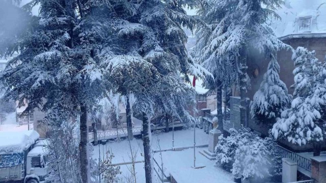 Bozüyük yeni güne karla uyandı