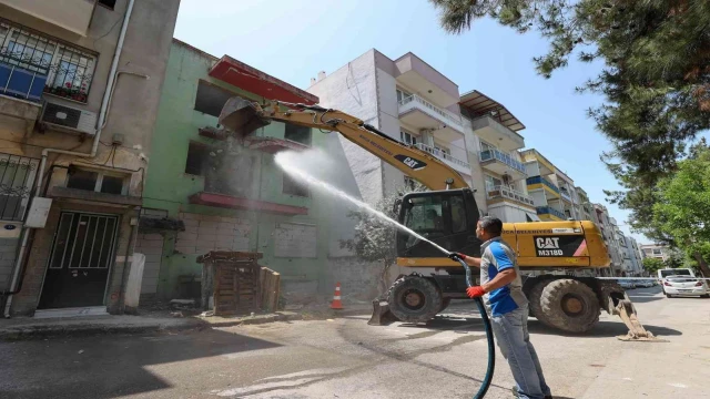 Buca’da riskli yapıların yıkımı sürüyor