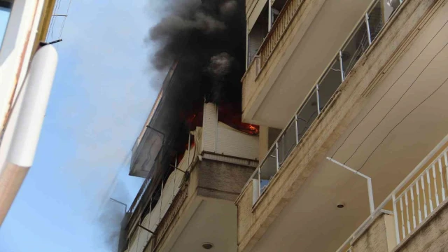 Bunalıma giren yaşlı adam evini yakıp, balkondan atladı