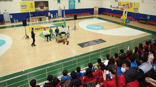 Bursasporlu basketbolcular çocuklarla buluştu