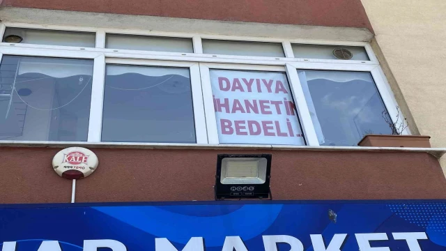 Büyükçekmece’de evin camında şaşırtan pankart