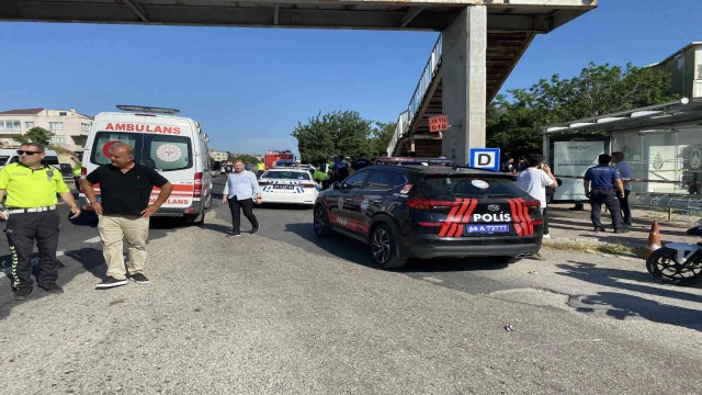 Büyükçekmece’de otomobil otobüs durağındaki öğrencilerin arasına daldı: 1 ölü, 8 yaralı