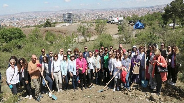 Büyükelçi Eşleri Bademlidere’ye Fidan Dikti