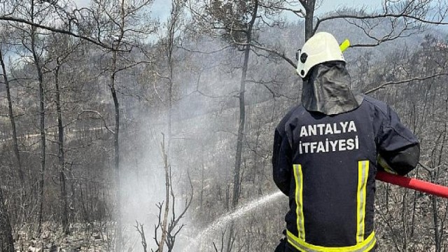 Büyükşehir İtfaiyesi Marmaris  yangınında aktif görev alıyor