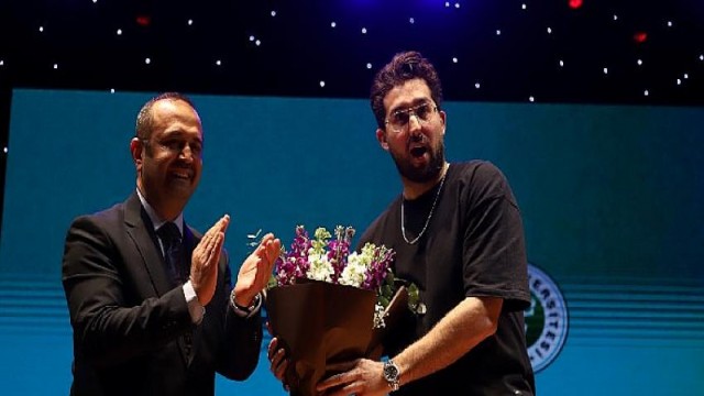 Büyükşehir’in Kampüste Bi’ Mola Günleri’nde üniversiteliler; Doğu Demirkol’un stand-up gösterisi ile eğlendi