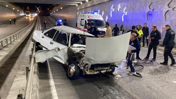 İşçi servisine çarpan otomobilin alkollü sürücüsü yaralandı